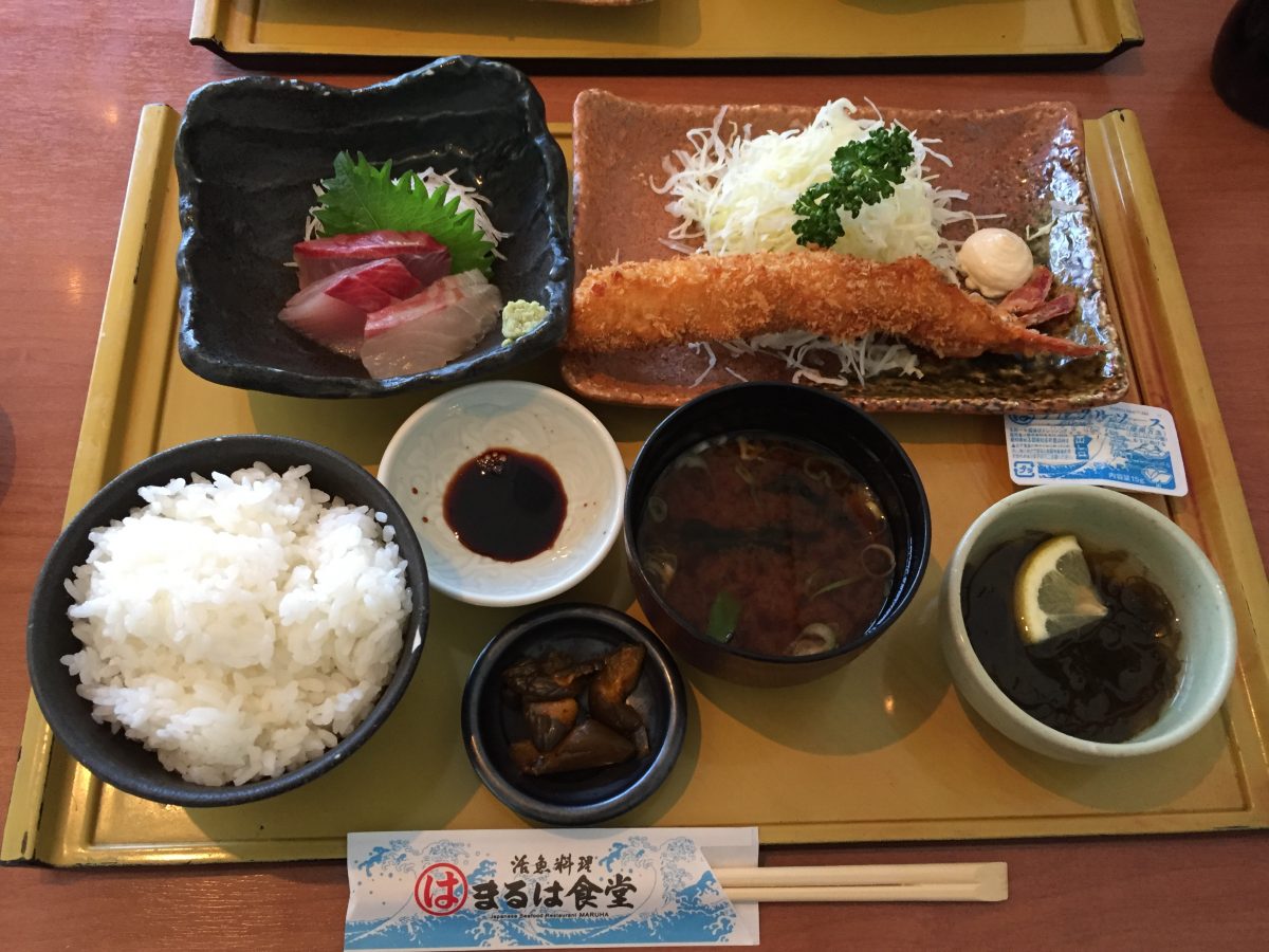 まるは食堂りんくう常滑店の混雑は 待っても食べたい巨大エビフライのランチ たーたんファミリー